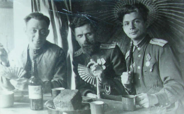 Давид Рудник крайний справа, 1946 год. Фото опубликовано «Новым компаньоном».